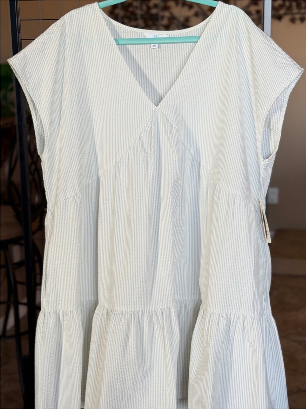 Time and Tru White Textured V-Neck Tiered Tunic